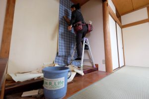 伊勢型紙クロス施工中2